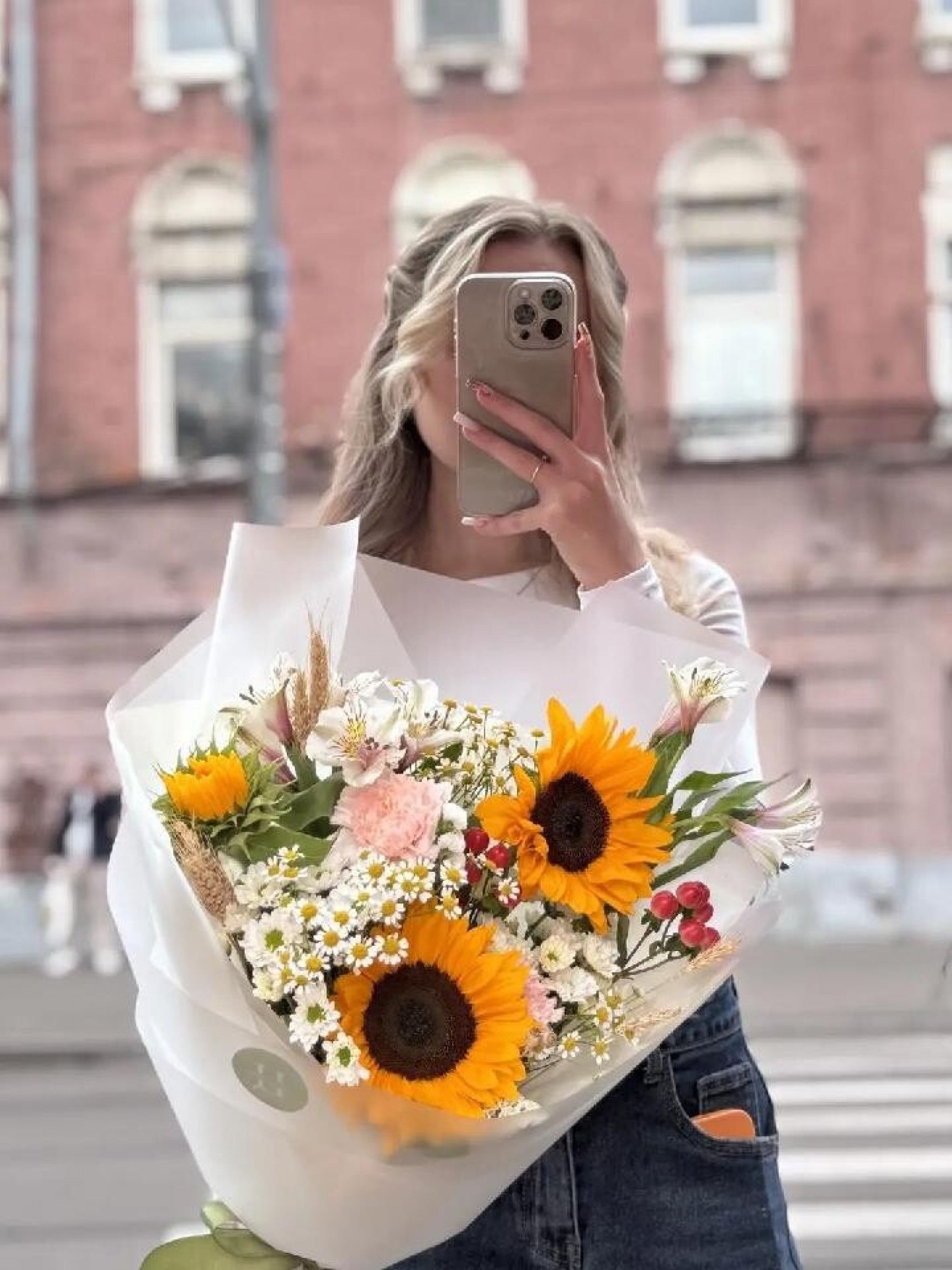 Букет из подсолнухов и ромашек