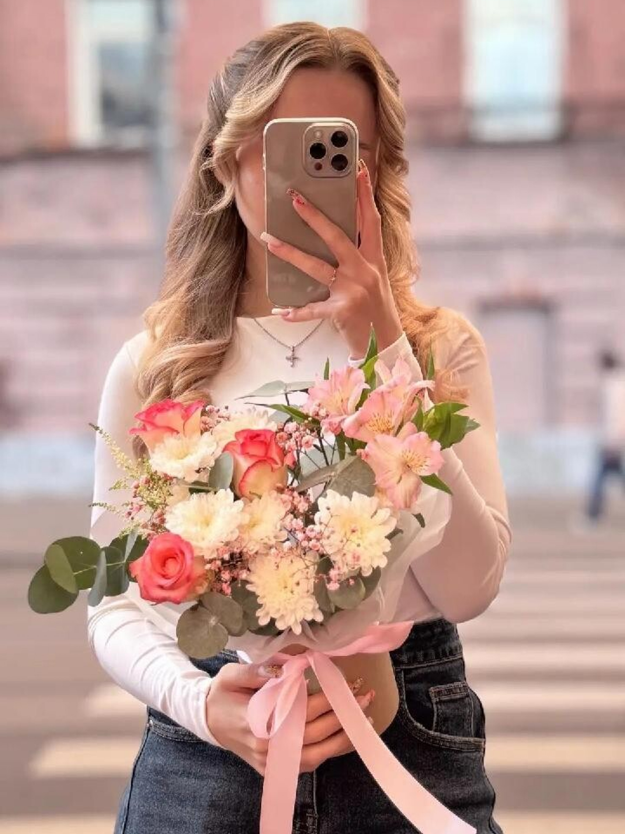Композиция из хризантемы и роз