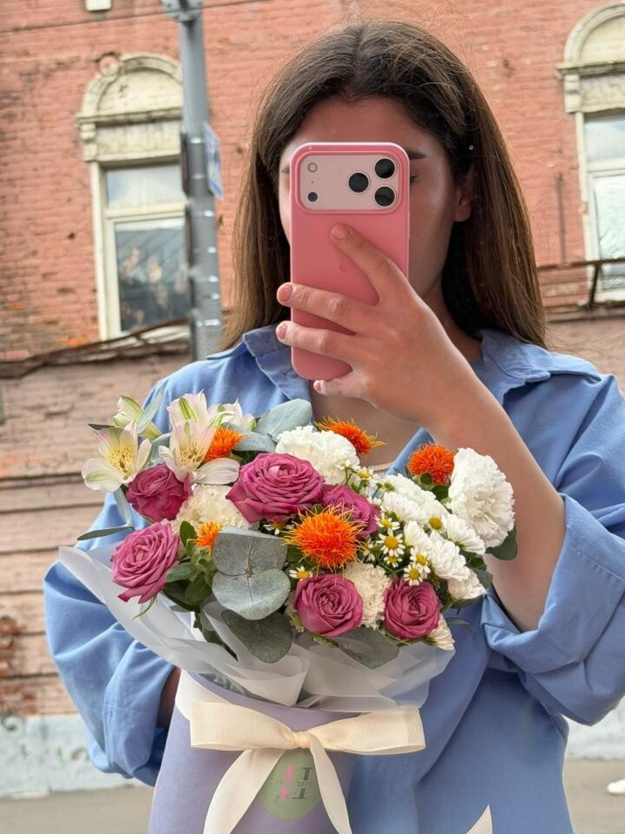 Композиция из кустовых роз и картамуса 