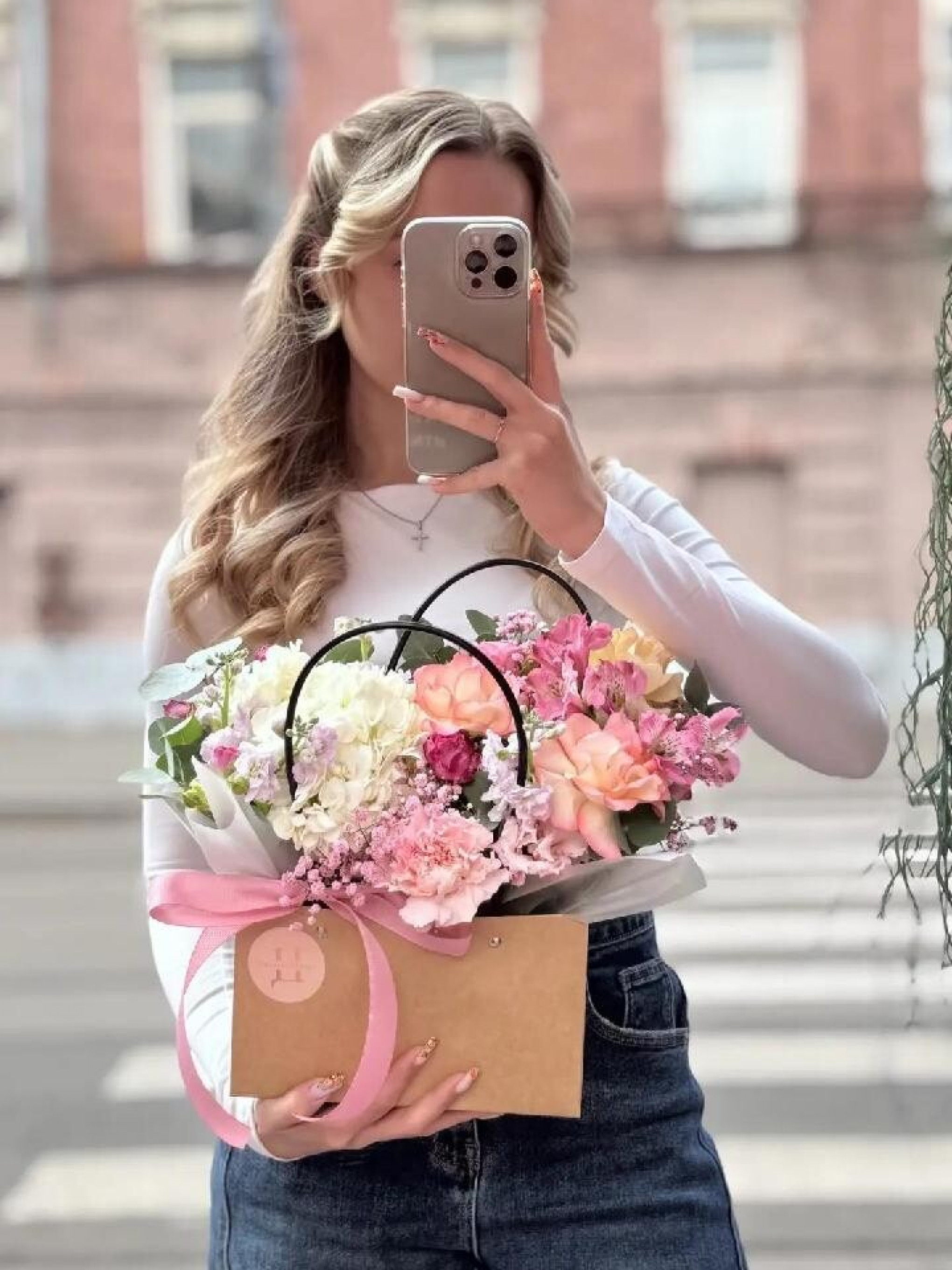 Композиция из маттиолы и гипсофилы