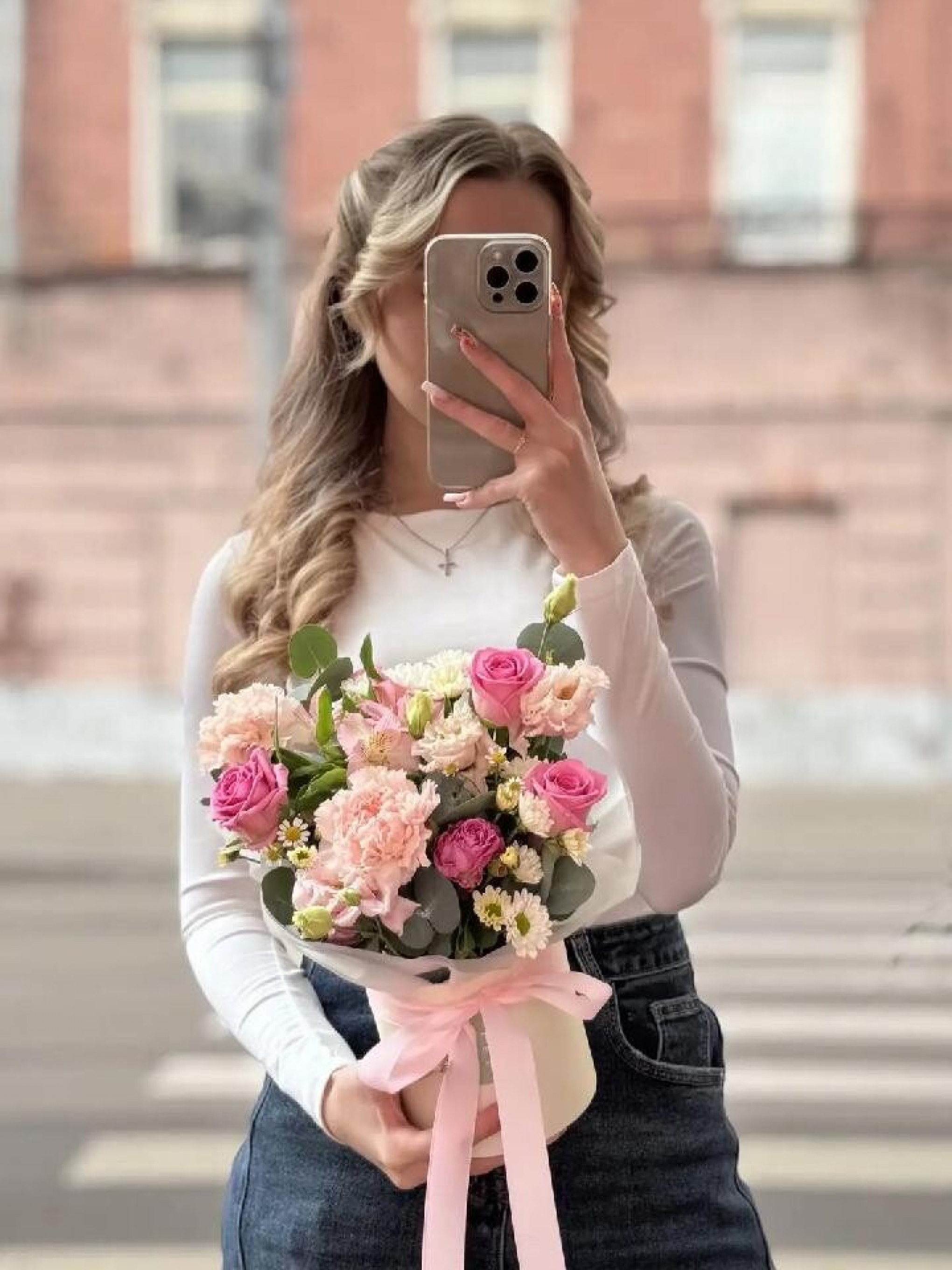 Композиция из розы аква и диантусов
