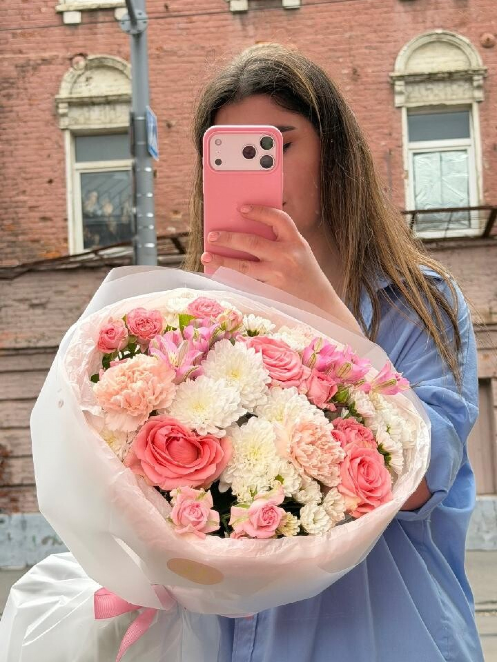 Букет с хризантемой и розами